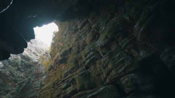 Caverna Escura Com Luz Solar Que Vem Através Das Paredes — Vídeo de Stock