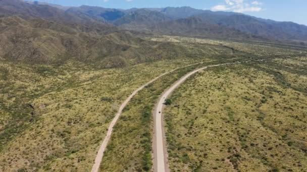Two Vehicles Afar Traveling Lonely Road Mendoza Arid Valley — стокове відео