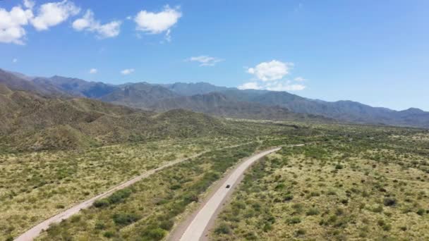 Single Vehicle Traveling Lonely Road Desert Valley Blue Sky — Stok video