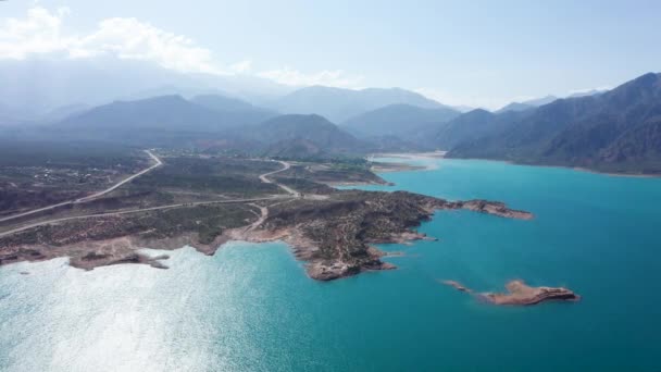 Vista Panorâmica Drone Reservatório Cheio Água Azul Turquesa Nas Montanhas — Vídeo de Stock