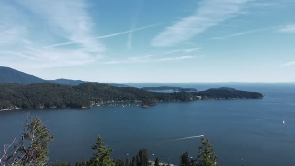 Hiker Sitting Atop Soames Hill Looking Out Beautiful Ocean Gibsons — Vídeo de Stock