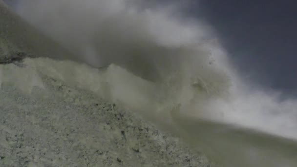 Uma Máquina Neve Pesada Explodindo Neve Suja Removida Das Ruas — Vídeo de Stock