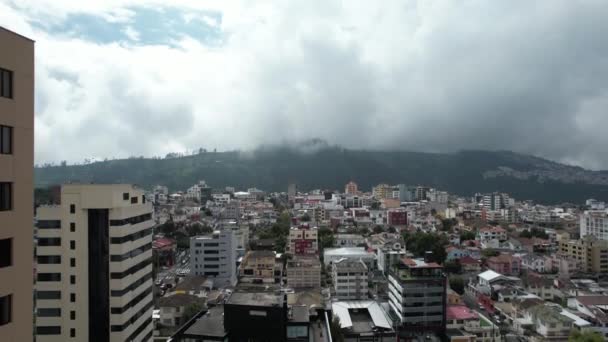 Vista Aérea Quito Equador Estabelecendo Drone Tiro Paisagem Urbana Sob — Vídeo de Stock