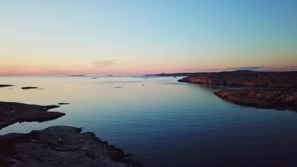 Drohne Fliegt Bei Sonnenuntergang Über Schwedische Gewässer — Stockvideo