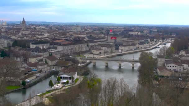 Ponte Pont Neuf Castelo Real Destilaria Hennessy Liquor Sobre Rio — Vídeo de Stock