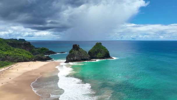 Berömd Vik Vatten Skärgård Fernando Noronha Vid Brasilianska Atlanten Pernambuco — Stockvideo