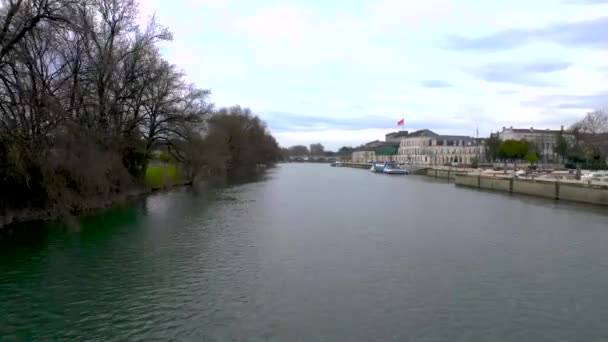 Közeledünk Hennessy Likőr Szeszfőzdéhez Vörös Zászlóval Charente Folyón Horgonyzó Hajókkal — Stock videók