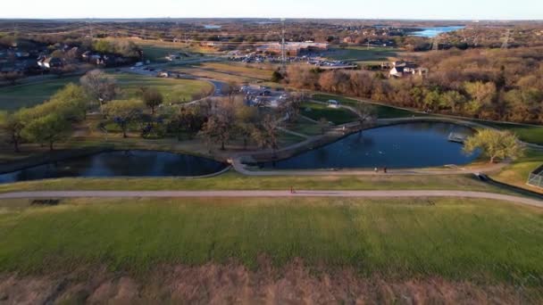 Luchtbeelden Van Twee Vijvers Unity Park Highland Village Texas — Stockvideo