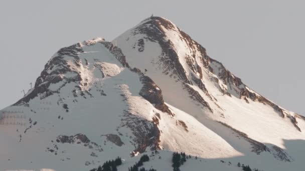 一座阳光灿烂的高山滑雪场 — 图库视频影像