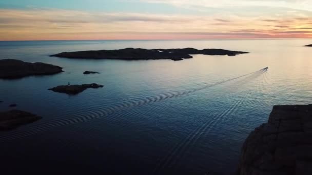 Drone Voando Para Trás Sobre Água Durante Pôr Sol Barco — Vídeo de Stock