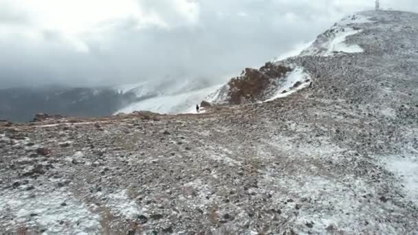 Luftaufnahme Eines Einsamen Mannes Der Kalten Wintertagen Unter Einem Berggipfel — Stockvideo