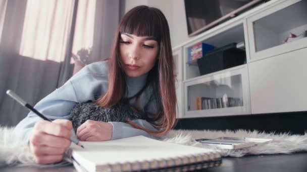 Millennial Sexig Kreativ Kvinna Rita Med Penna Papper Anteckningsbok Liggande — Stockvideo