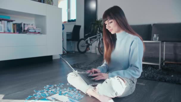 Jovem Mulher Sentada Pernas Cruzadas Casa Digitando Laptop Dispositivo Inteligente — Vídeo de Stock