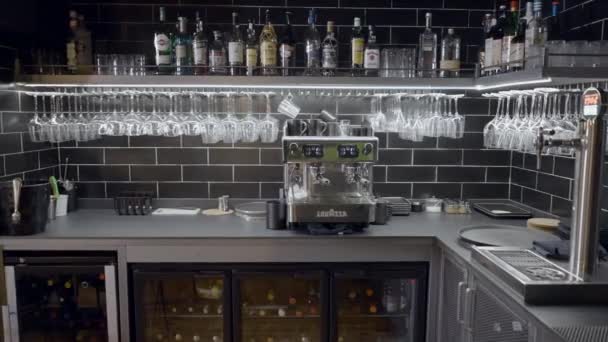 Barda Içki Şişeleri Bardaklar Espresso Makinesi Var — Stok video