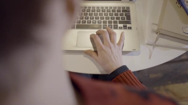 Shoulder View Caucasian Woman Using Laptop Computer — ストック動画