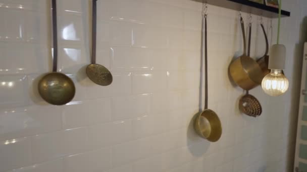 Handheld Pan Metal Pots Hanging White Tile Kitchen Wall — Vídeos de Stock