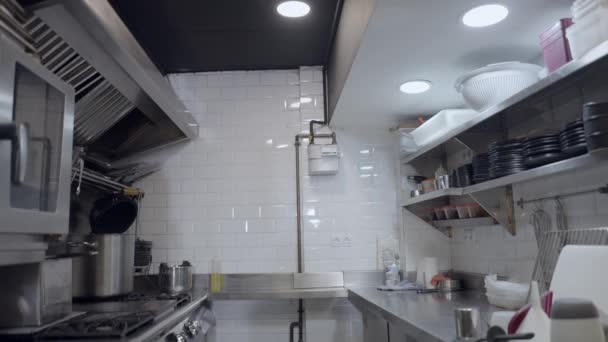 金属餐厅厨房柜台和炉灶的缓慢推出 — 图库视频影像