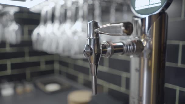 Крупный План Металлического Крана Пива Estrella Galicia Бокалами Баре — стоковое видео