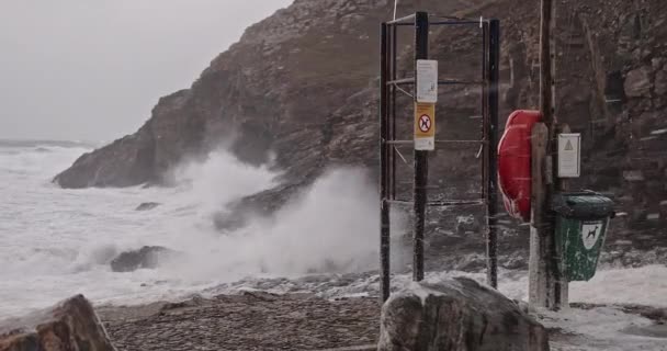 チャペルで強い風が吹くと海の泡のように極端な波がクラッシュし 雪が降るポートビーチ ウィンターストームユニス イギリスのコーンウォールを打つ 静的でゆっくりとした動き — ストック動画