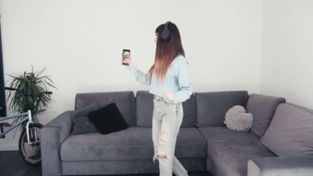 Vrouw Dansen Alleen Luisteren Muziek Van Hoofdtelefoon Draadloos Smartphone Apparaat — Stockvideo