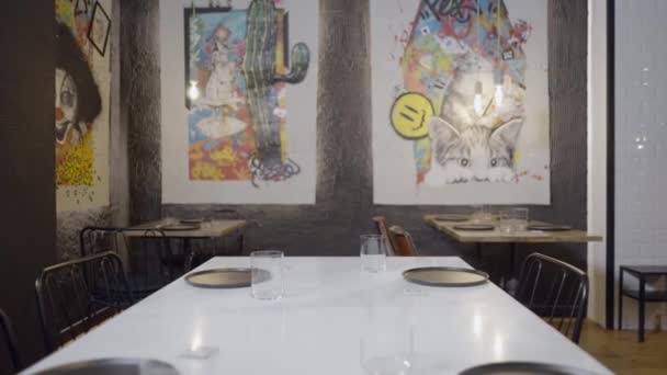 餐厅里 在没有人和艺术的情况下 沿着设好的餐桌走出去 — 图库视频影像