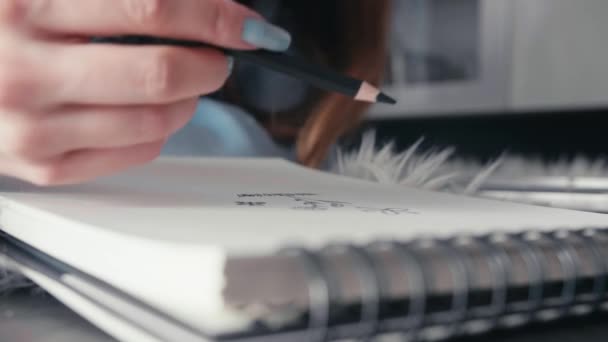 Primer Plano Manos Femeninas Con Uñas Largas Bosquejo Cuaderno Papel — Vídeos de Stock