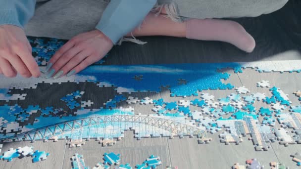 Žena Zkříženýma Nohama Snaží Spojit Pár Puzzle Kus Spojit Dohromady — Stock video