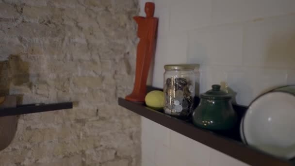 レストランの壁によって棚の上のプレートや装飾のパンニングプッシュアウト — ストック動画