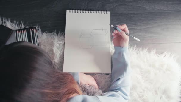 Ungt Långt Hår Kreativ Konst Student Utveckla Nya Färdigheter Samtidigt — Stockvideo