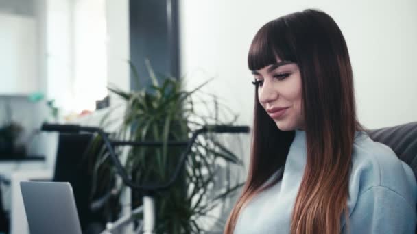 Femme Secrétaire Travailler Dans Bureau Moderne Dactylographier Sur Ordinateur Portable — Video