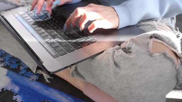 매니큐어를 노트북 키워드 기기를 타이핑하는 다리에 청바지를 인터넷 검색을 천천히 — 비디오