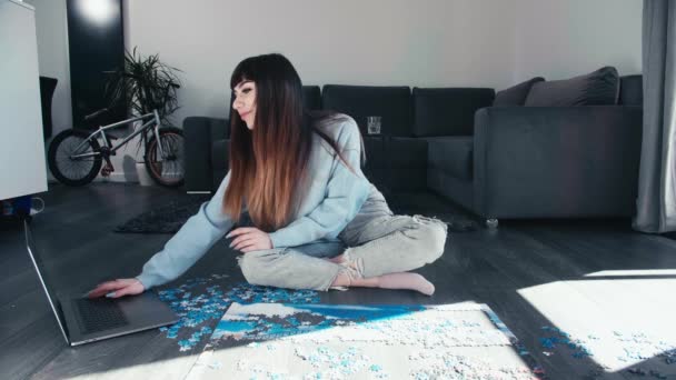 Młoda Kobieta Siedzi Krzyż Nogi Czat Laptopie Podczas Gry Puzzle — Wideo stockowe