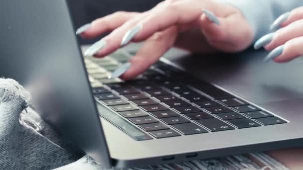 Close Mulheres Caucasianas Mãos Digitando Laptop Palavra Chave Moderna Unhas — Vídeo de Stock