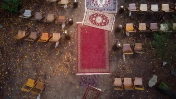 개간지에 중앙을 의자들 장식된 융단들이 줄지어 아름다운 결혼식 — 비디오