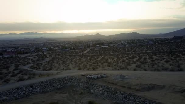 Drone Flight Footage Arid Hot California High Desert Town Apple — Stockvideo