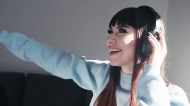 Seksi Milenyum Kadını Kulaklıkla Müzik Dinliyor Çekici Mutlu Beyaz Kadın — Stok video