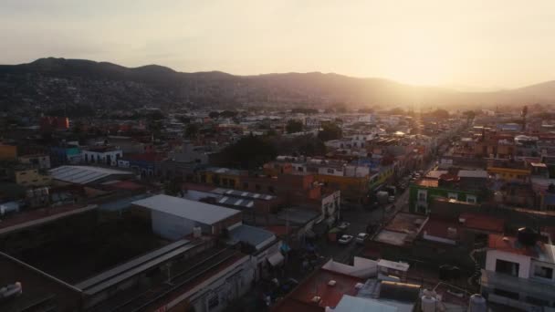 Beautiful Warm Glowing Sunset Mexican City Neighborhood Buildings Aerial Drone — Vídeo de Stock