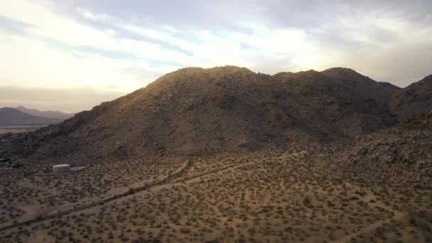 Imagens Voo Drone Bell Mountain Perto Cidade Quente Árida Deserto — Vídeo de Stock