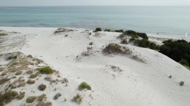 Flygdrönare Video Sanddyner Havet Nära Stranden Medelhavet Sardinien Capo Comino — Stockvideo