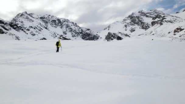 Vista Aérea Alpinista Avançando Montanhas Nevadas Dia Ensolarado Nos Alpes — Vídeo de Stock