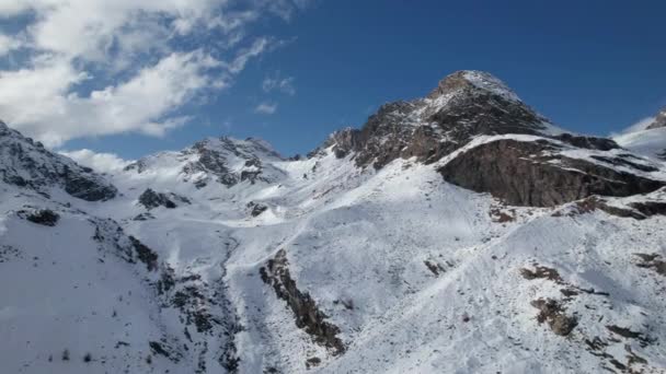 イタリアの晴れた日に冬のドローンからアルプスの雄大な山の峰のドローンビュー — ストック動画