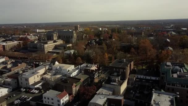 Luchtfoto Van Universiteitsstad Met Historische Gebouwen Bomen Met Kleurrijke Bladeren — Stockvideo