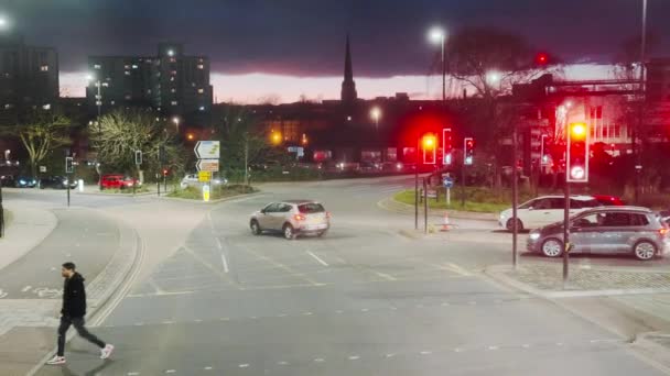 車は夕暮れ時に交差点を運転しながら歩行者の横断歩道 ダブルデッキバスから英語の道路ビュー — ストック動画