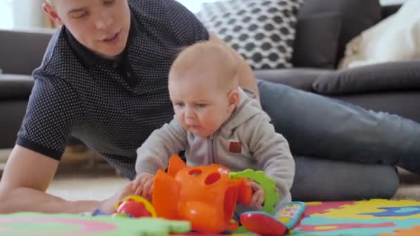 Criança Muito Curiosa Inteligente Ativa Mostrando Muitas Emoções Diferentes Momento — Vídeo de Stock