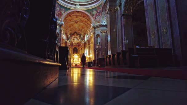 Hombre Caminando Sobre Alfombra Roja Altar Dentro Basílica Religiosa Visitación — Vídeo de stock