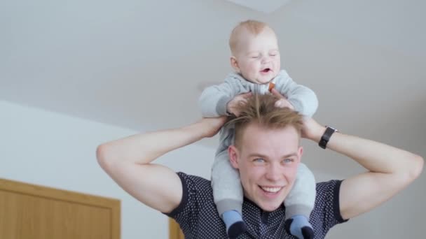 Joven Padre Junto Con Bebé Filmado Casa Familia Estilo Vida — Vídeos de Stock