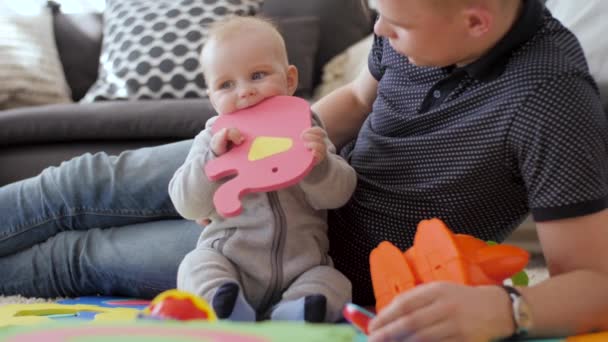 Jovem Pai Juntamente Com Seu Bebê Filho Filmado Casa Família — Vídeo de Stock