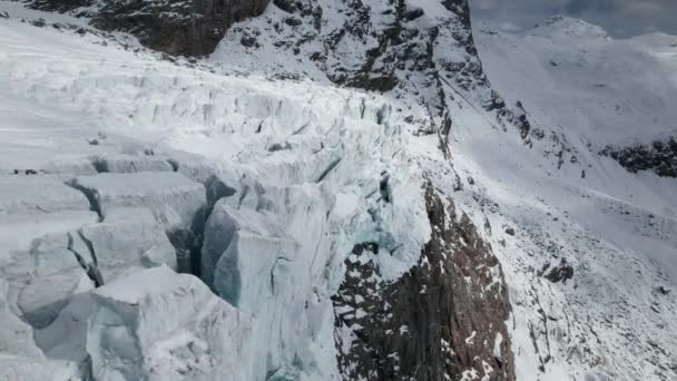Kışın Alplerde Güneşli Bir Günde Yansıyan Büyük Buzulun Insansız Hava — Stok video