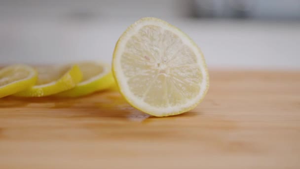 Свіжо Нарізана Яскраво Жовта Лимонна Монета Обертається Повільному Русі Обробній — стокове відео