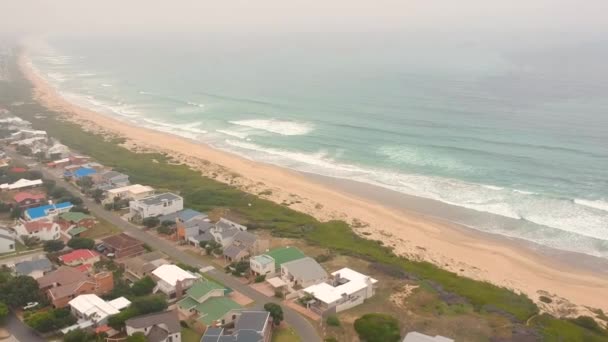 Misty Drönare Utsikt Över Resor Strand Stad Och Hav Vågor — Stockvideo